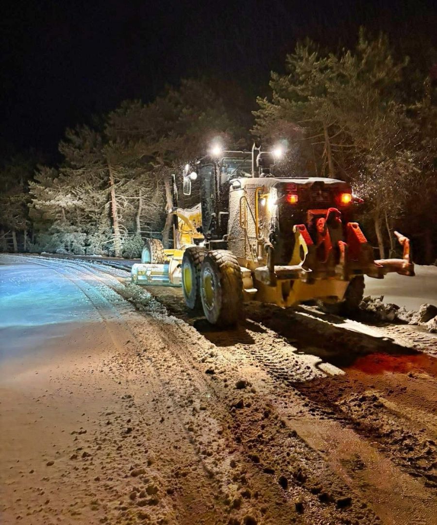 Manisa ve ilçelerinin bazı kesimlerinde etkili olan kar yağışlarına Ekipler müdahale ediyo