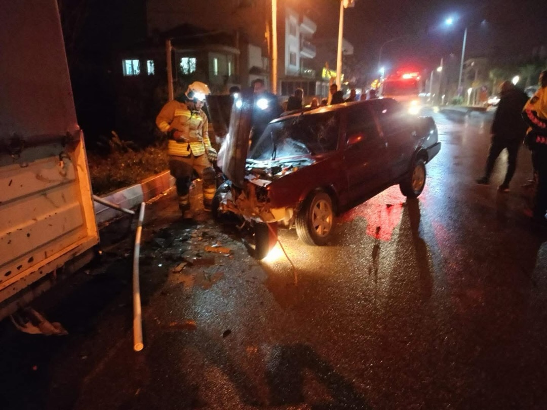 Sarıgöl  Siteler Mahallesi İstiklal Caddesi üzerinde meydana gelen maddi hasarlı çift taraflı trafik kazasına ekipler müdahale etti.