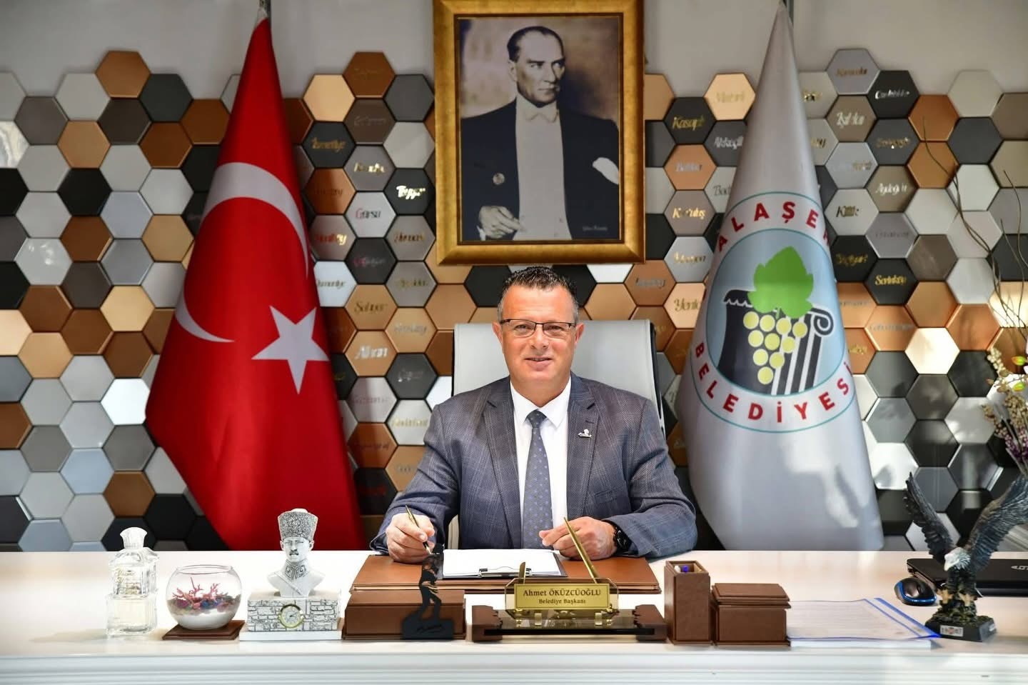 Alaşehir Belediye Başkanı Ahmet Öküzcüoğlu, yılın en başarılı ilçe belediye başkanı seçildi