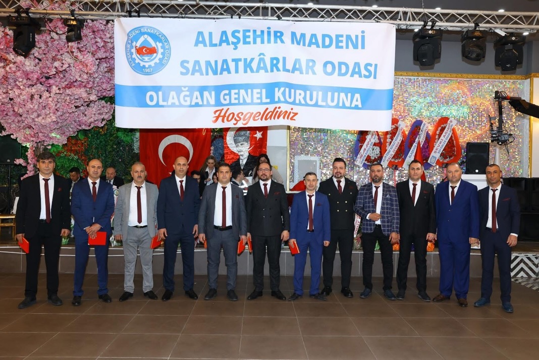 Alaşehir Madeni Sanatkârlar Odası’nda Güven Tazeleyen Başkan Sinan Gelin ve Yönetimi mazbatasını aldı.